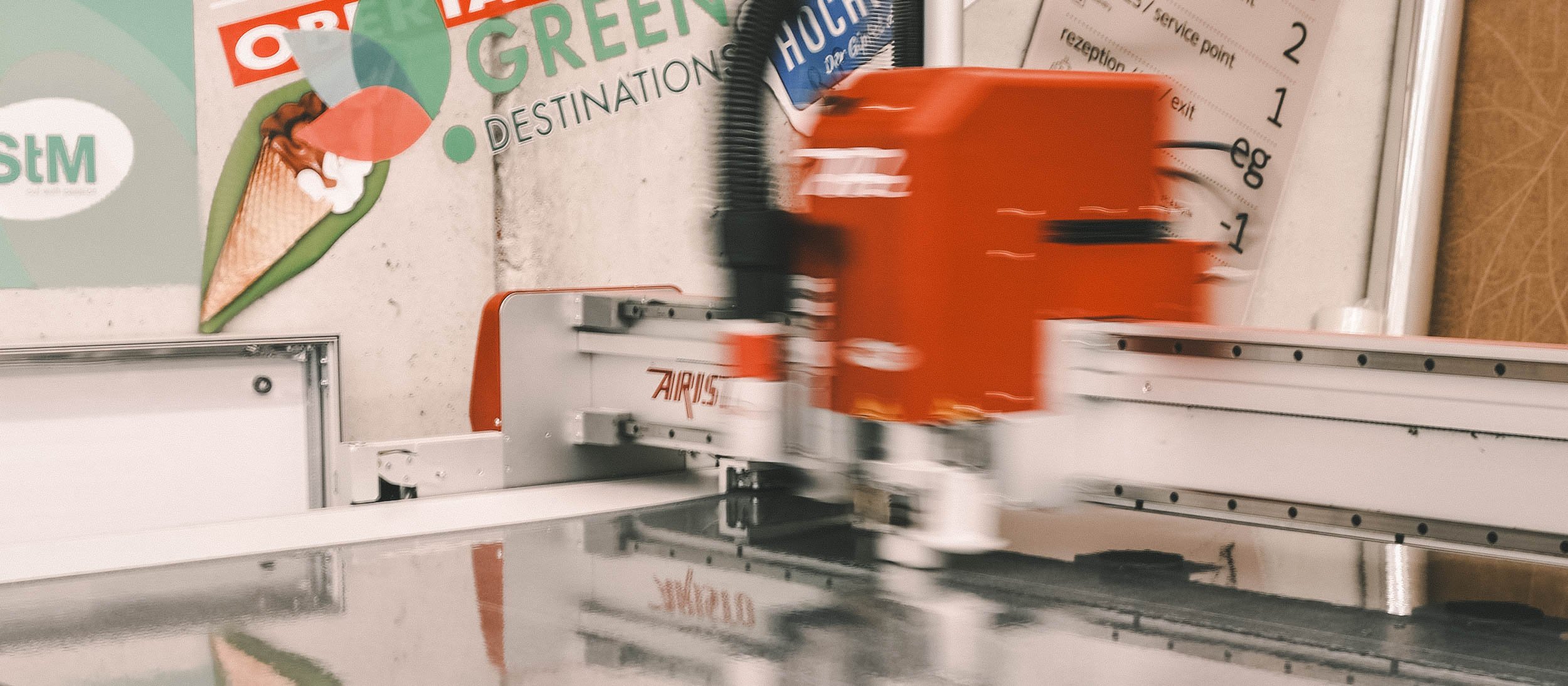 Fräsmaschine bei dem Zuschnitt von Folien in Altenmarkt, Salzburg