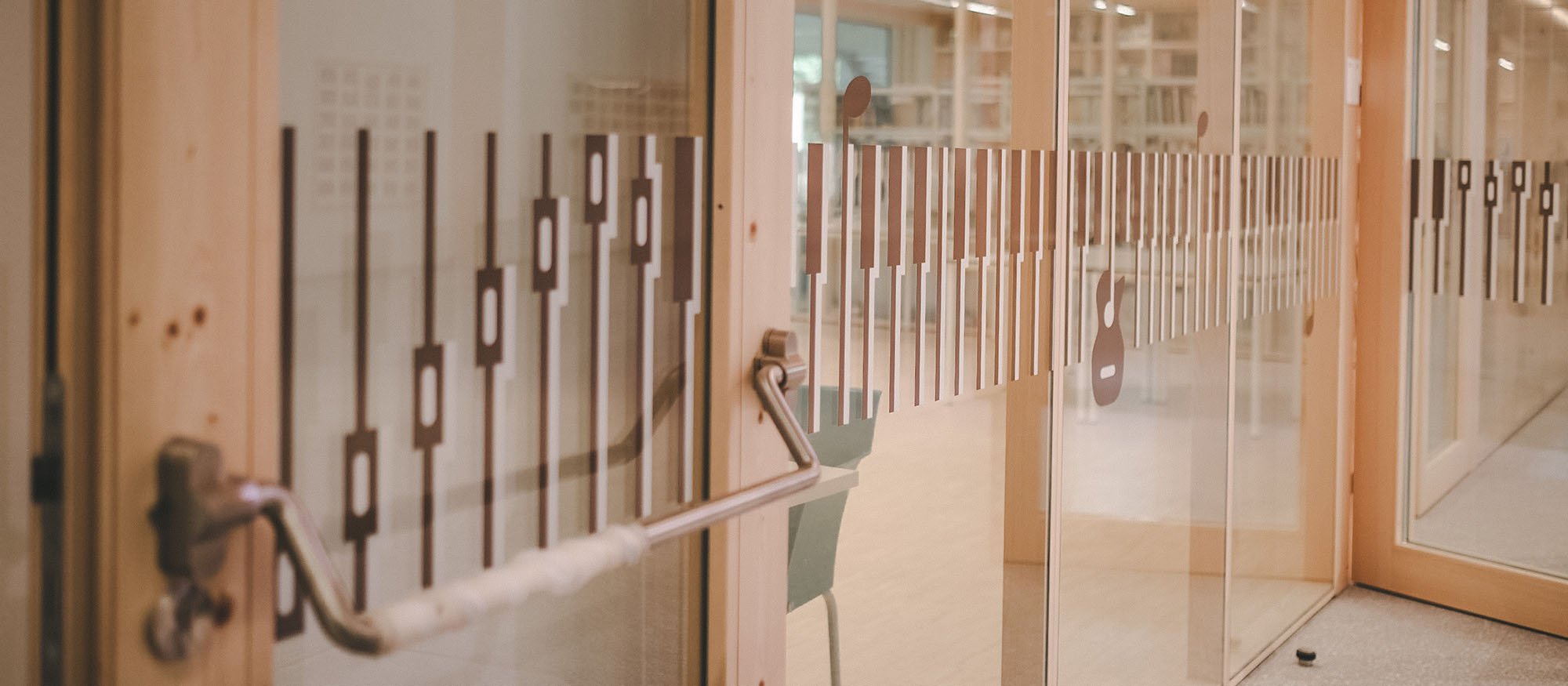 Glasfolierung als Auflaufschutz für Borg Radstadt, individuelle Folierung für öffentliche Einrichtungen Salzburg