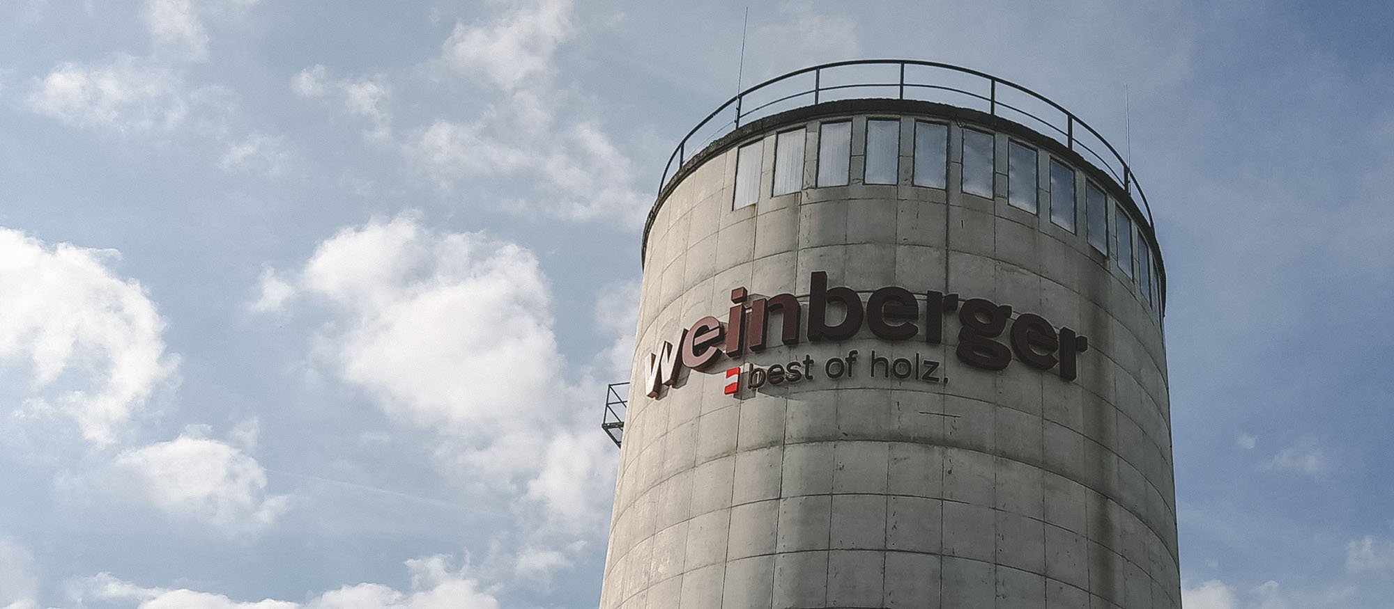 Frontleuchter-Lichtwerbung für Weinberger Holz, Werbung auf Silo für Unternehmen in Abtenau, Salzburg