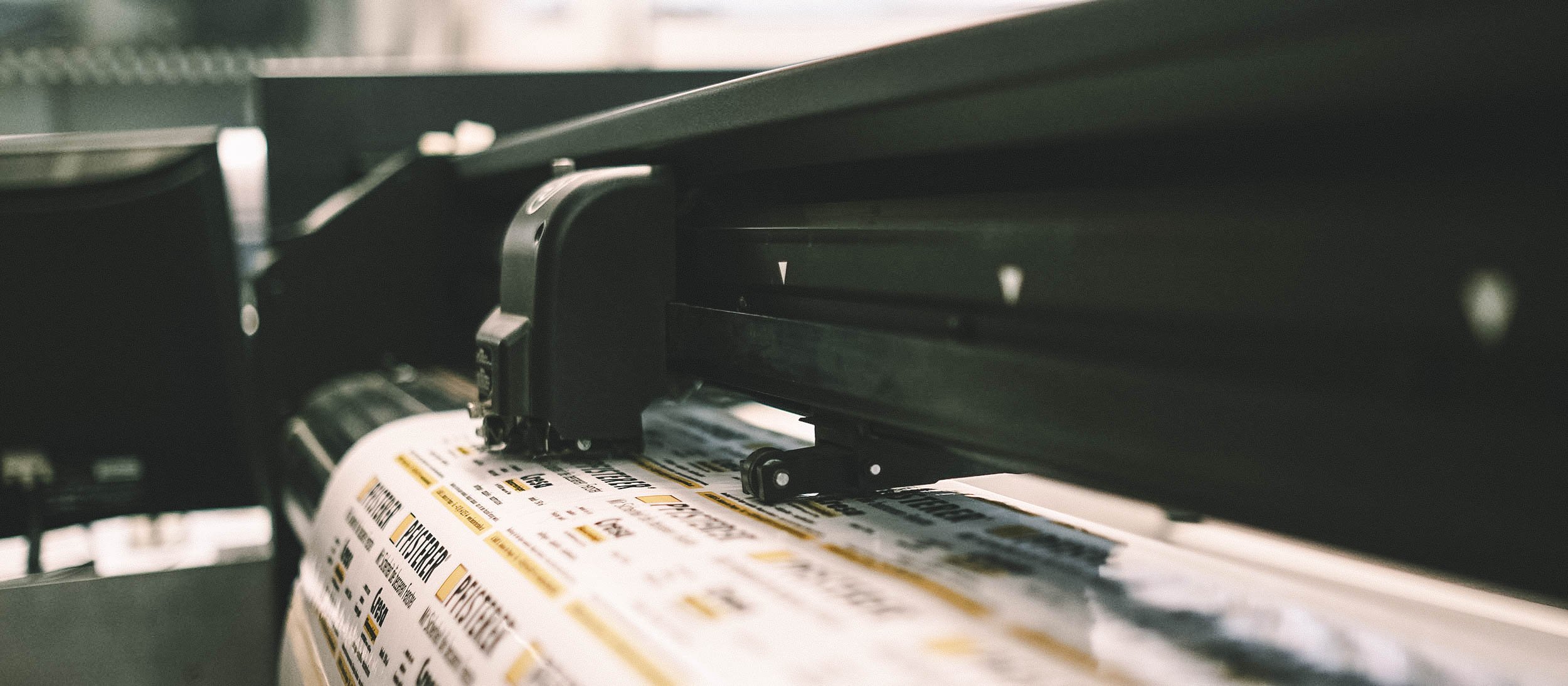 Drucker und Plotter bei der Herstellung von Aufkleber in Altenmarkt, Salzburg