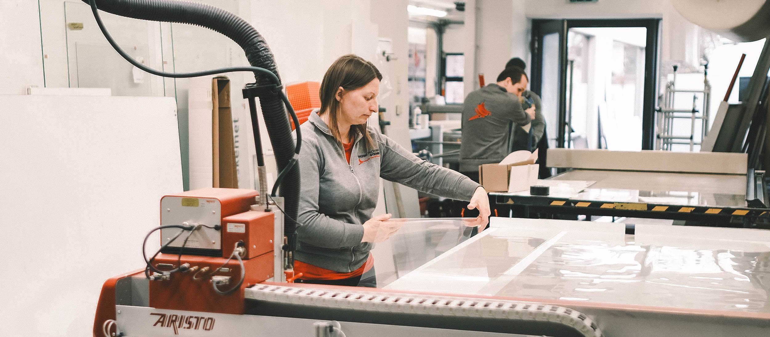 Mitarbeitende in der Produktion bei der Herstellung von Folien in Altenmarkt, Salzburg