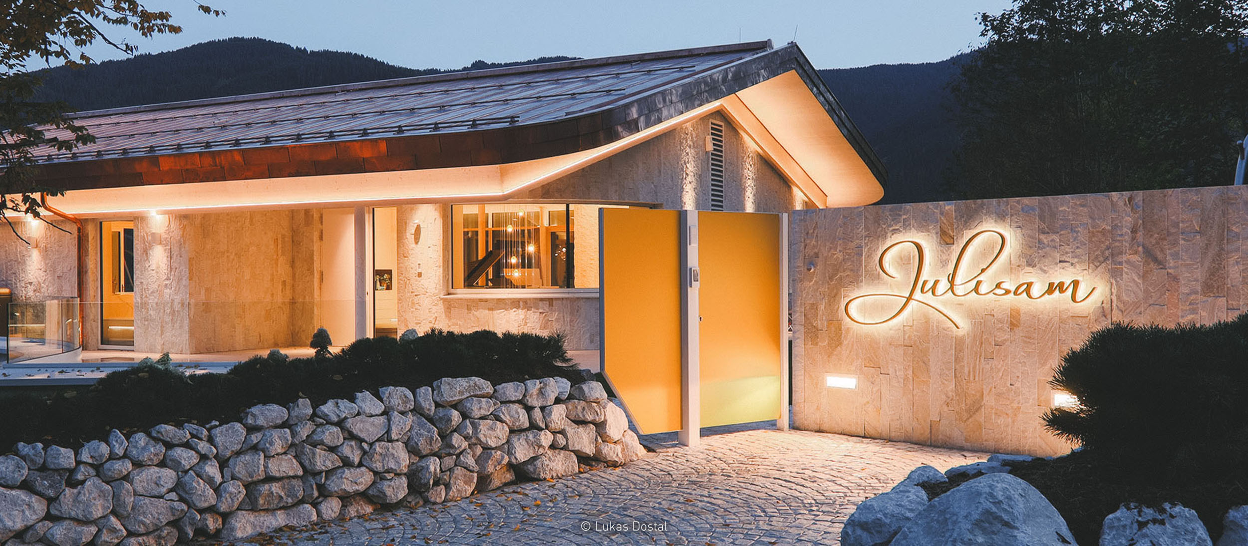 Rückleuchter-Lichtwerbung für Julisam, beleuchtetes Werbeschild in Salzburg